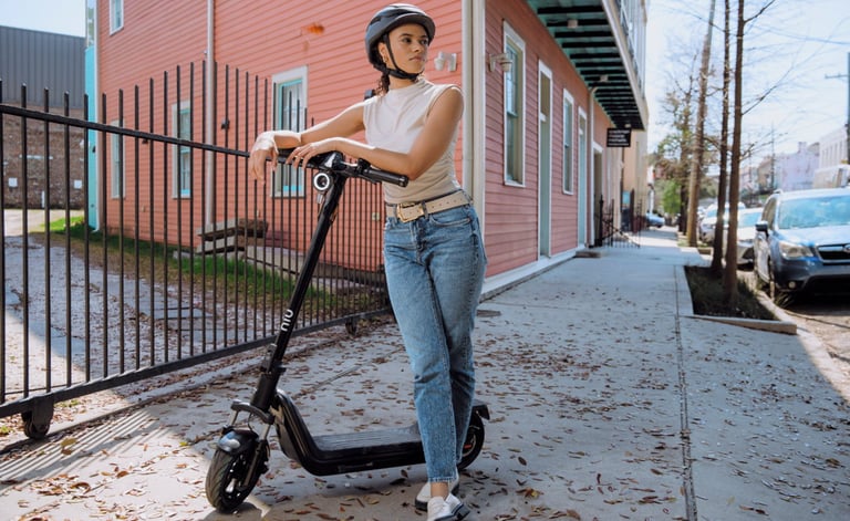 una persona con patinete electrico Niu KQi300