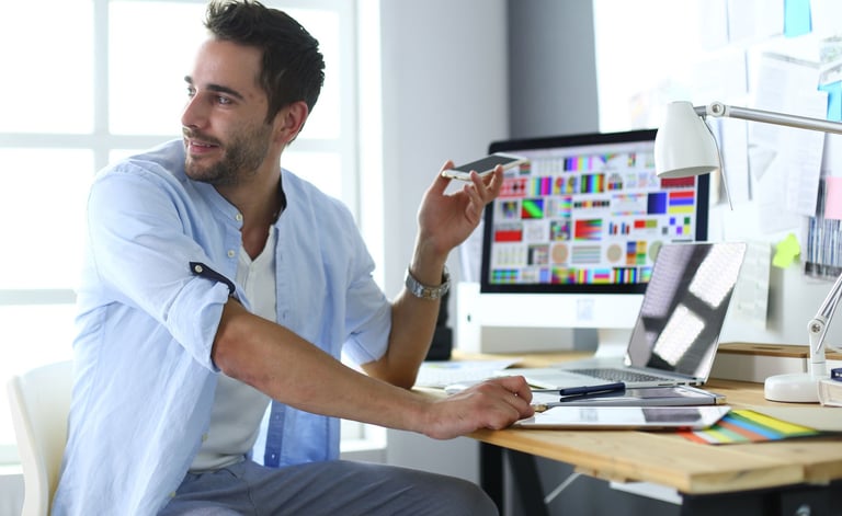 Diseñador gráfico frente a la computadora