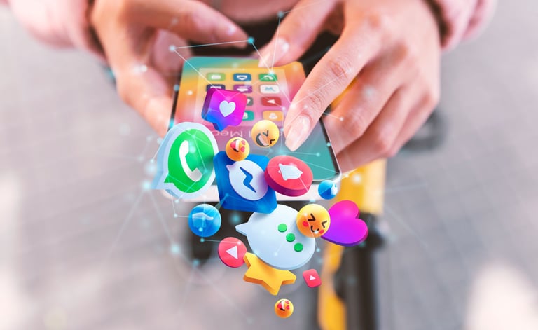 manos sujetando un smartphone y muchos íconos de redes sociales