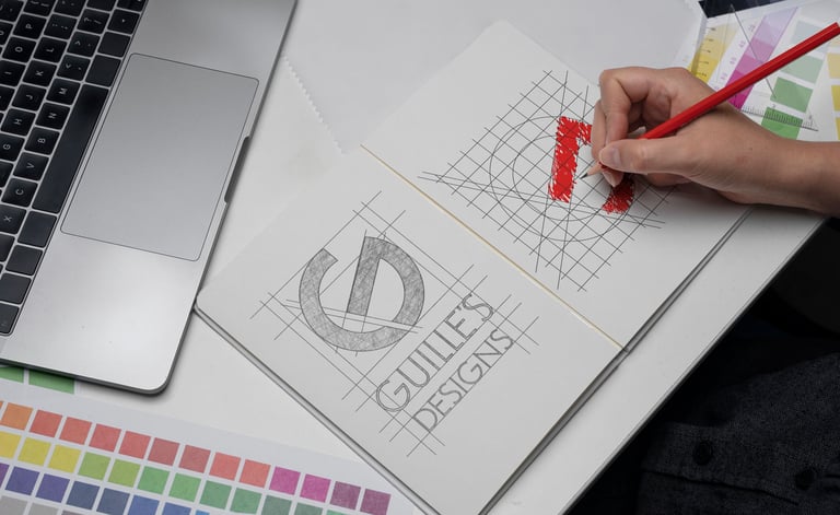 Imagen de procesos de diseño de un logotipo