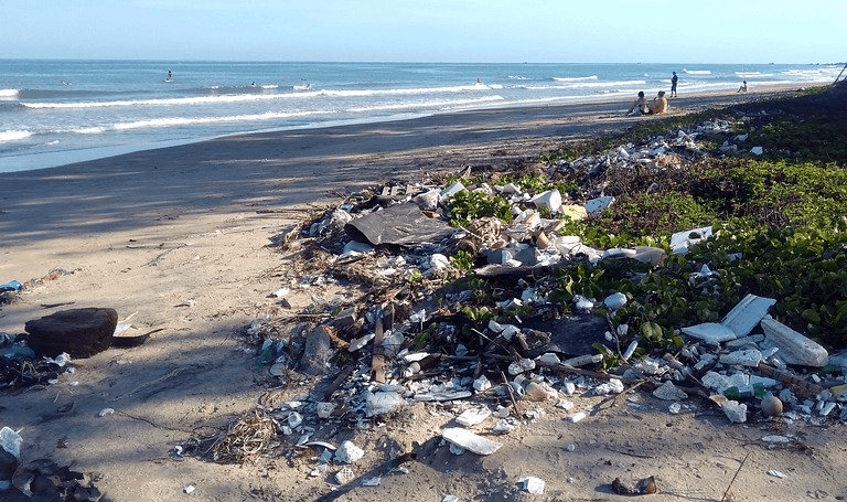 uma praia cheia de lixo