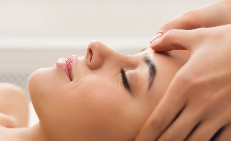 magnétisme crânien, imposition des mains sur une personne allongée sur le dos;