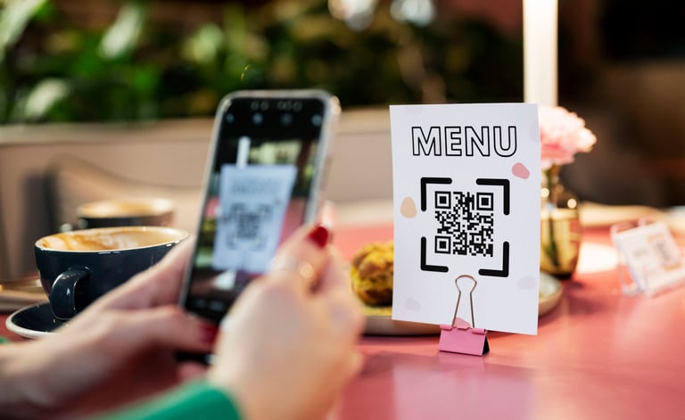 Un cliente usa un teléfono inteligente para escanear un código QR del menú en la mesa de un restaura