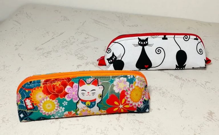 2 trousses à motif chat