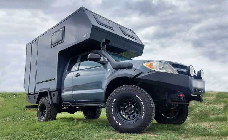 furgoneta pick up con cabina camper en el campo