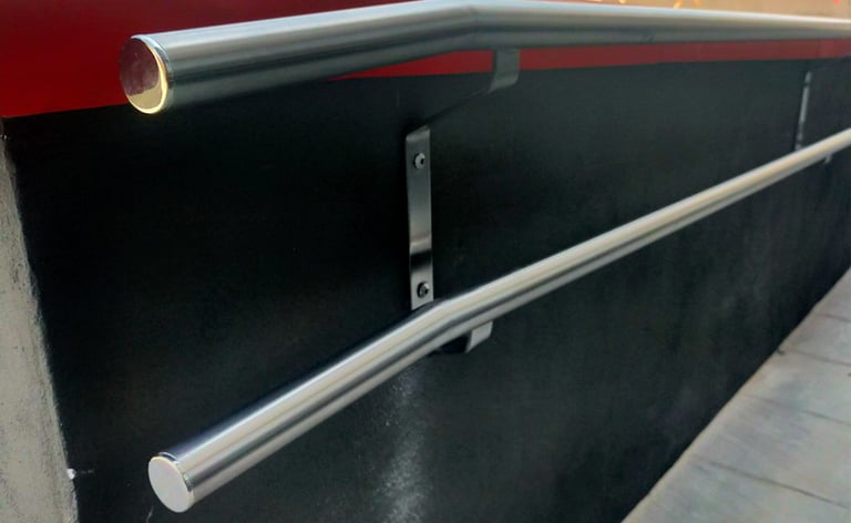 Pasamanos doble altura,acero inoxidable.Instalado por Acerodosj en Sevilla.Ayuda a la accesibilidad.