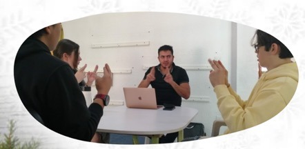 Esto es una clase de lenguaje de señas.