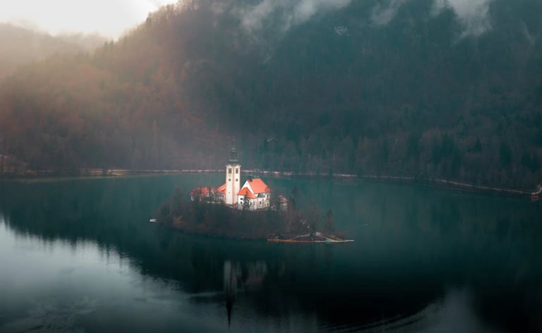 une église au milieu d'un lac pour illustrer l'intérêt de la loi scoute dans le scoutisme catholique