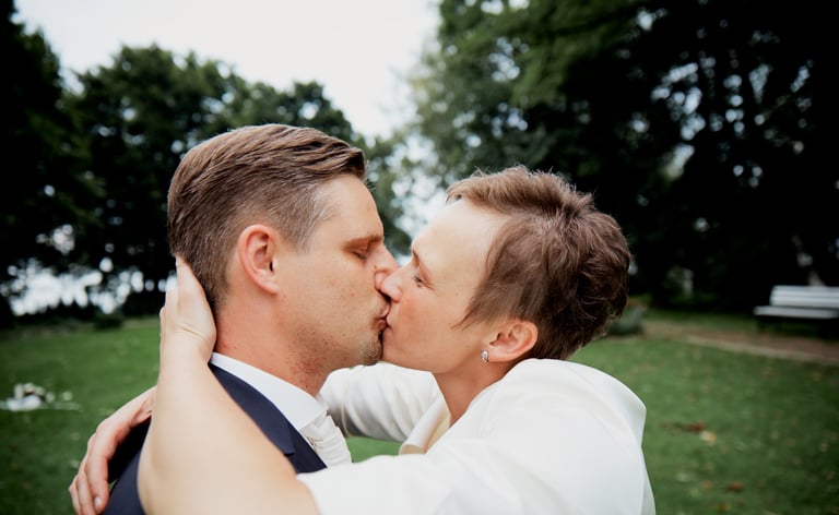 Kobieta i mężczyzna całują się w parku