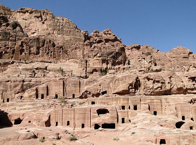 Πέτρα, οδός των Προσόψεων με τους τάφους, https://en.wikipedia.org/wiki/Petraυς. By Bernard Gagnon 