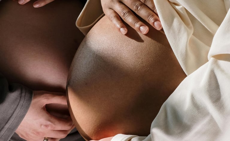 zwei schwangere Frauen stehen nebeneinander