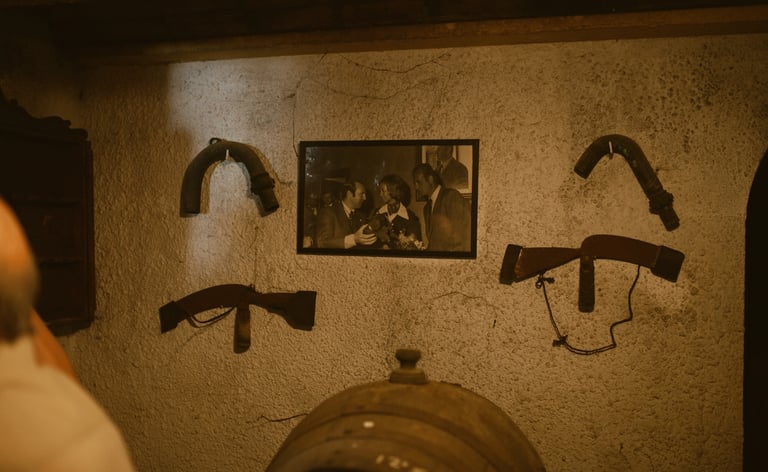 Retrato de Rafael Córdoba con la reina Sofía de Borbón y el rey Juan Carlo de Borbón en la bodega personal de Pérez Barquero