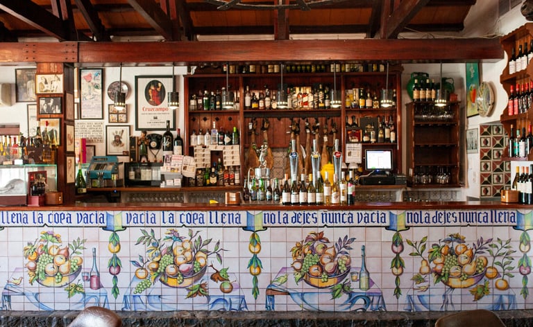 Azulejos Pintados a mano para un restaurante con décadas de historia y tradición Cordobesa