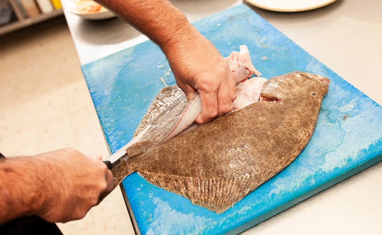 Preparación de un pargo fresco en cocina de primera categoría