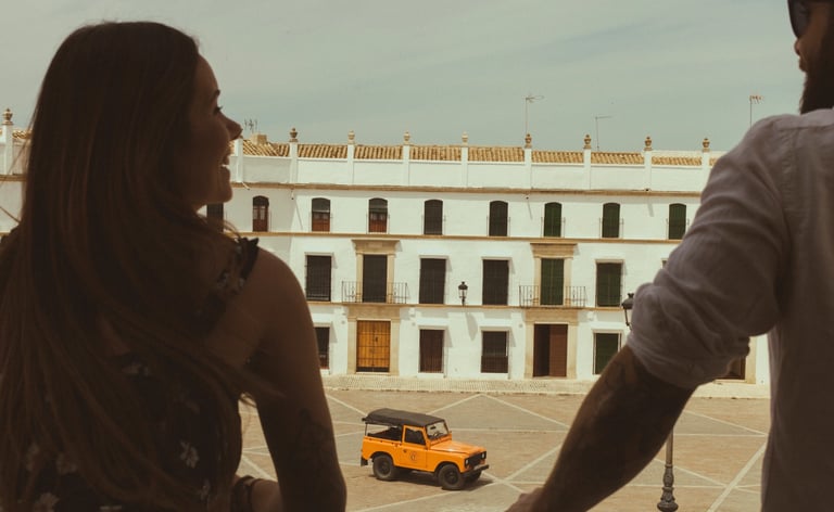 Una pareja disfruta de las vistas desde un balcón en Aguilar.