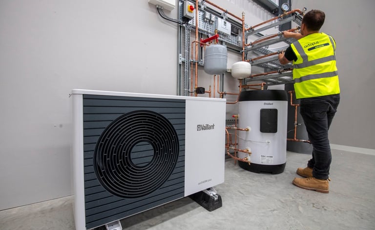 Tekirdağ’da ısı pompası tamiri yapan usta, dış ünite bakım ve gaz dolumu işlemi gerçekleştiriyor.