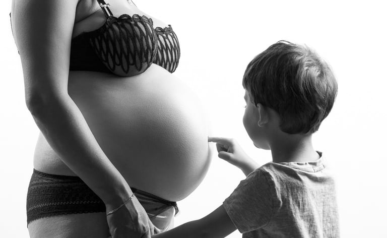 portrait de grossesse noir et blanc en famille en beaujolais