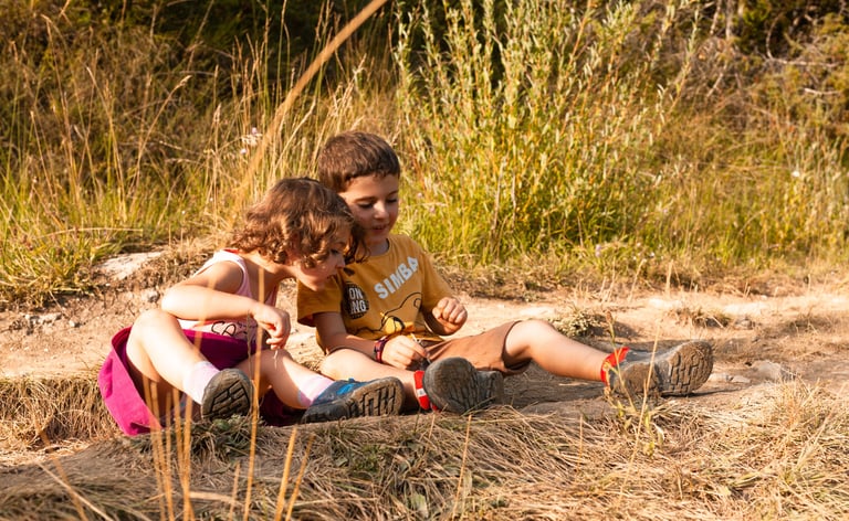 Moment d'échange entre un frère et sa soeur en beaujolais