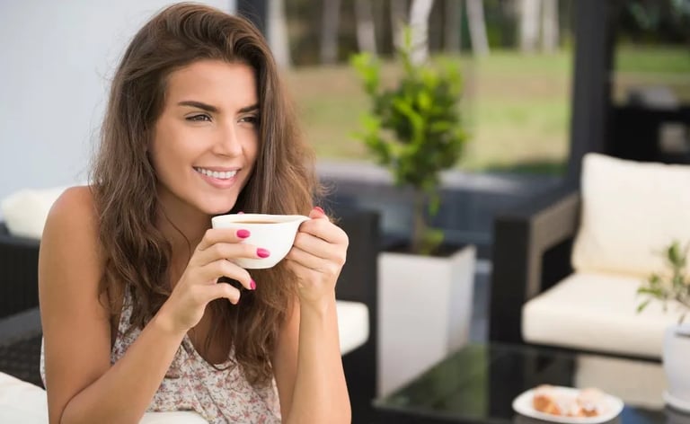 Mulher sorridente tomando chá saudável ao ar livre, promovendo bem-estar e hábitos saudáveis