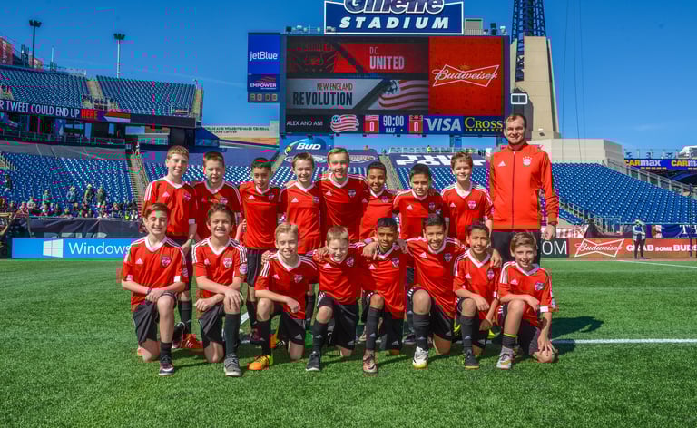 Bogdan Botezatu & echipa GPS Bayern U12 înaintea unui meci desfășurat pe stadionul Gillette, Boston