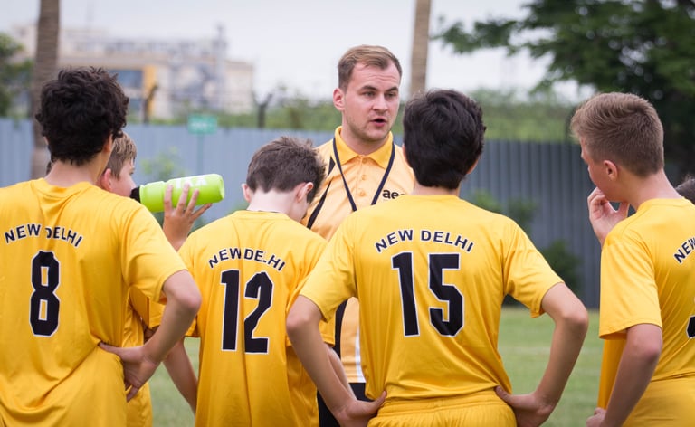 Bogdan Botezatu la o competiție școlară în Chennai, India cu echipa Școlii Americane din New Delhi