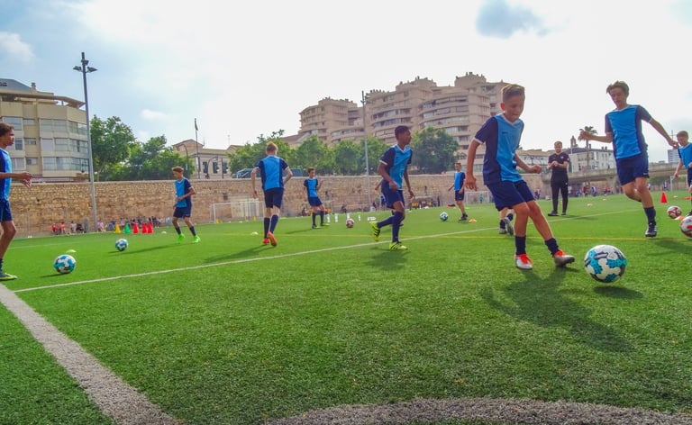 Bogdan Botezatu antrenând o echipa U12 din Olanda în cantonamentul din Valencia, Spania