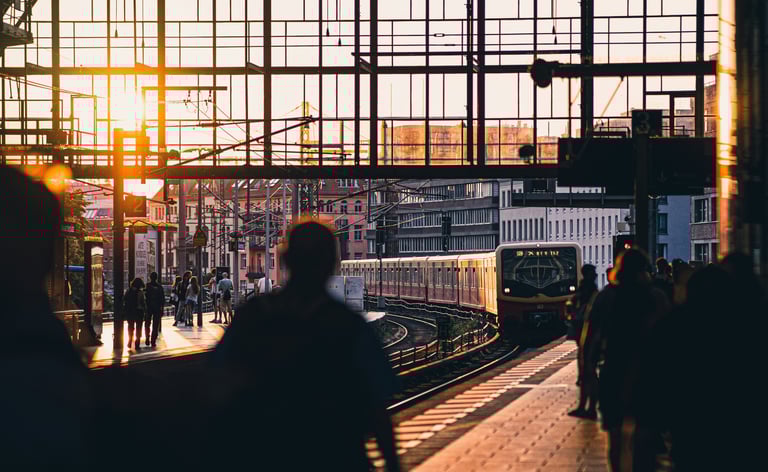 https://unsplash.com/es/fotos/un-tren-que-viaja-por-las-vias-del-tren-junto-a-una-estacion-de-tren-8