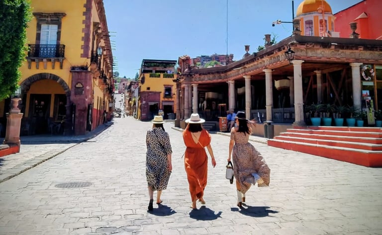 mujeres caminando en san miguel de allende