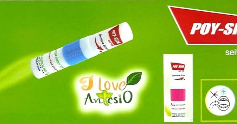 Der Stick in Nahaufnahme neben dem Logo von Antesio Deutschland