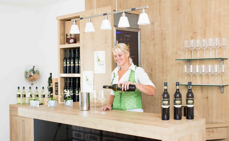 Frau die Wein einschenkt