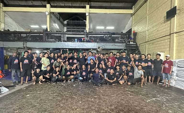100 orang karyawan di pabrik tenda dan velbed pabrik tenda sagara