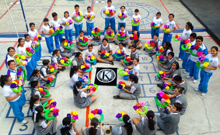 Estudiantes del Colegio Anglo Mexicano KIPS primaria y secundaria en actividad cultural en Valle Dorado Tlalnepantla.