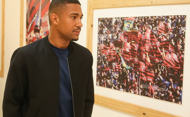 Samuel Lino após assinar o contrato e se tornar a contratação mais cara da história do Flamengo.