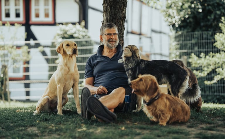 Martin Lindhof vom Hundehotel "Hunde Freude" aus dem Kreis Holzminden mit Pensionshunden