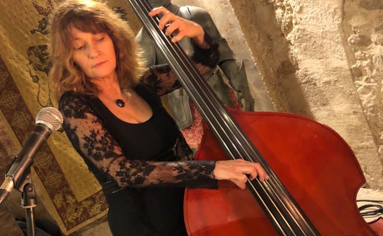 portrait d'une femme qui jiue de la contrebasse