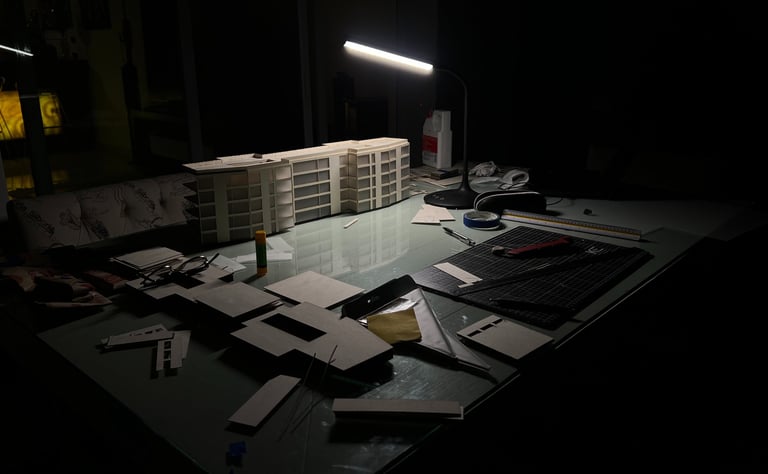 Proseso de ensamblaje de una maqueta de departamentos 