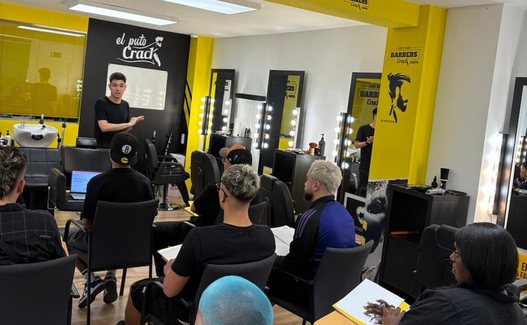 avi Lucena impartiendo una charla sobre marca personal y redes sociales