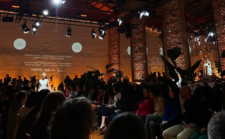 Javi Lucena gestionando redes sociales en desfile de moda de Atelier