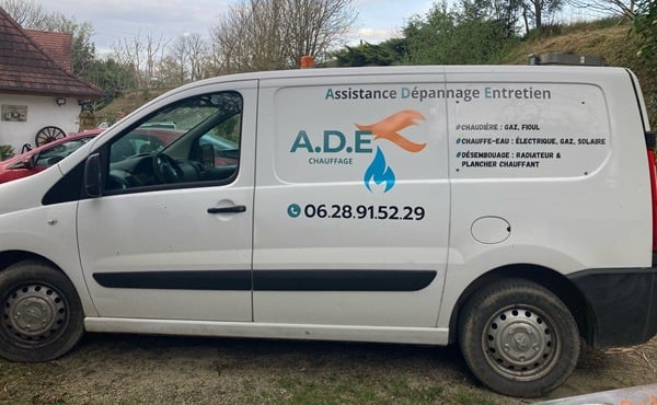 camion de l'entrepise de dépannage et entretien de chaudière ADE chauffage à Bérenx