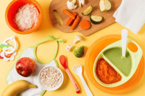 Puré de comida saludable para bebé, avena y verduras frescas para la alimentación complementaria