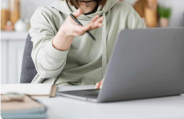 Una persona dando una asesoría online