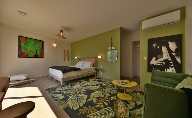 rénovation complète d'une chambre avec peinture couleur olive