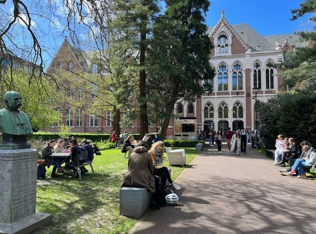 Photo de Magali Strassel représentant la façade et la cour de la faculté de médecine de Lille