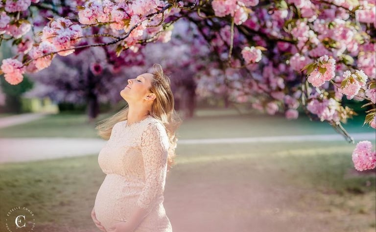 grossesse épanouie grâce a la sophrologie et l'hypnose