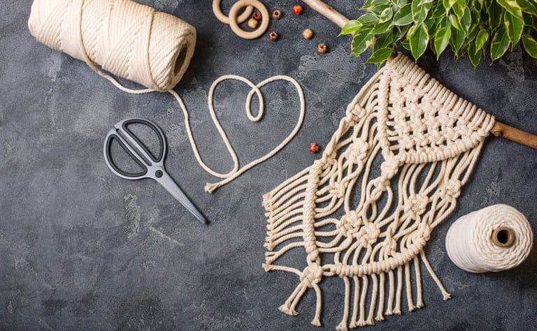 Colgante de macramé hecho a mano con cordón de algodón, cuentas de madera