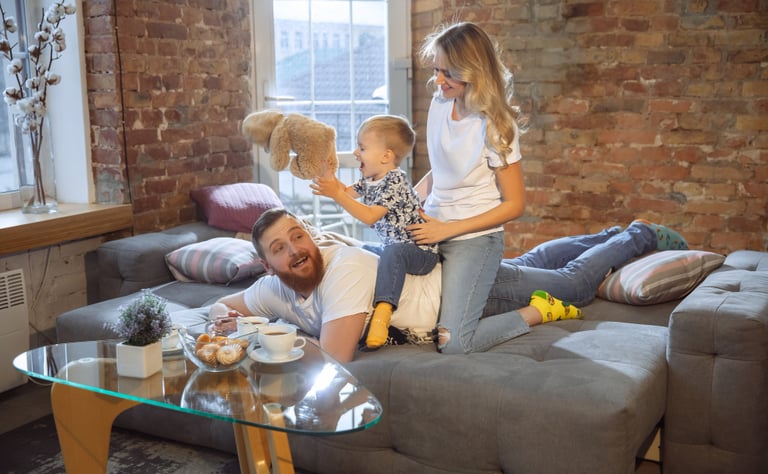 Famille avec enfants supervisant le déménagement de leurs meubles et cartons à Auteuil