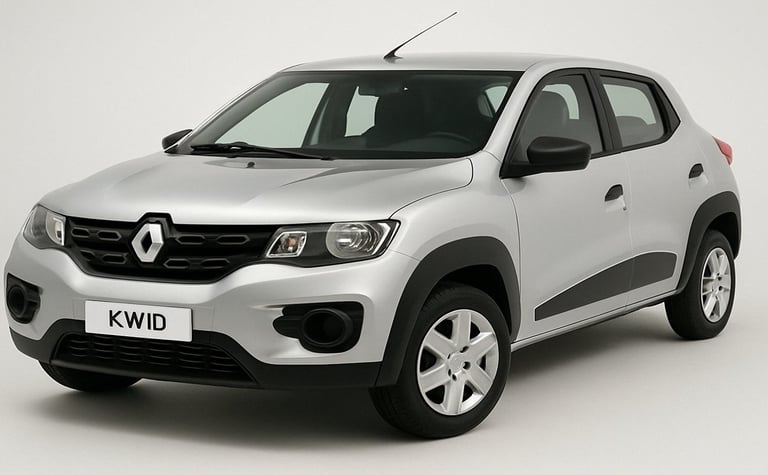 Renault Kwid prata visto de frente em estúdio com fundo branco, destacando seu design compacto e mod