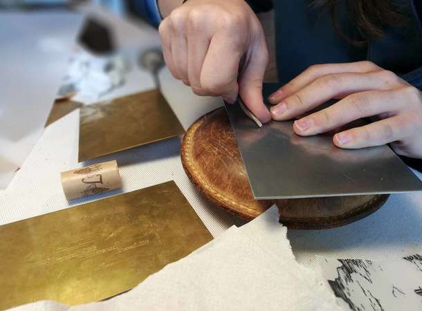 Laiton Maroc une personne qui travaille le laiton