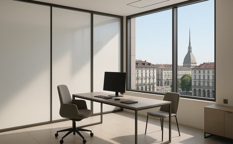 Ufficio elegante con vetri dotati di pellicole LCD trasparenti e opache a controllo elettrico