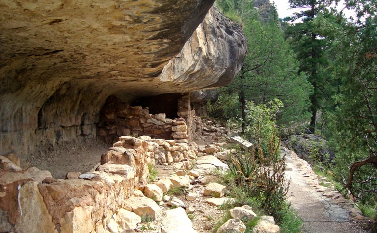 Flagstaff/Page Travel - Indian cliff dwellings at Walnut Canyon Monument